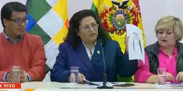 La ministra de Salud, Marcela Castro, en una conferencia de prensa.