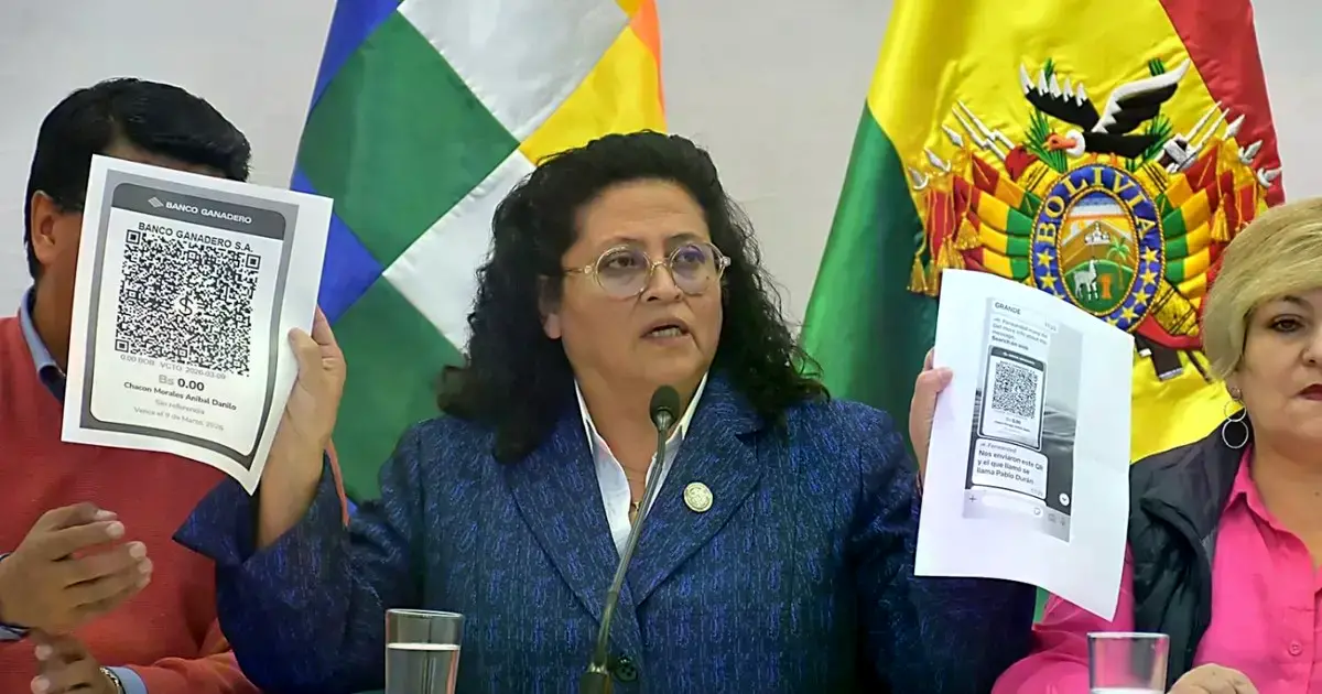 La ministra de Salud y Deportes, Marcela Flores, muestra algunos indicios