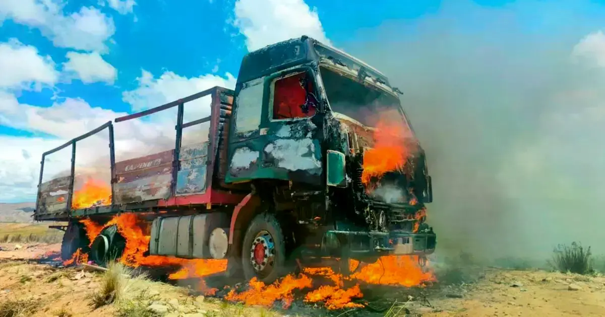 Camión quemado por la Aduana