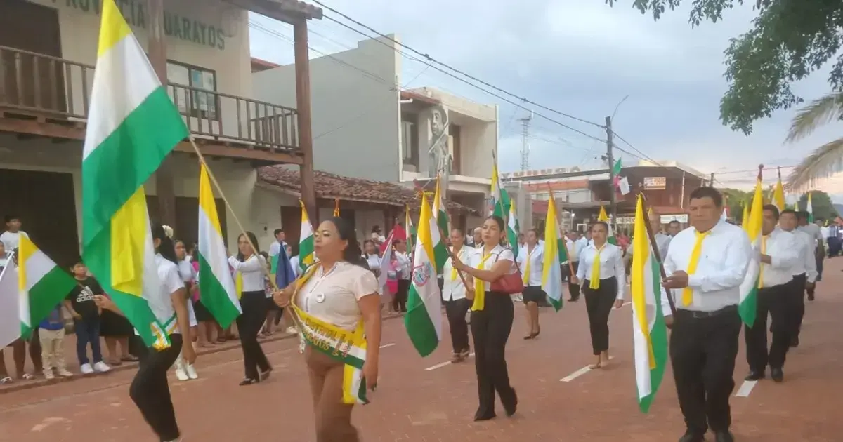Desfile estudiantil e institucional en Ascensión de Guarayos como parte de los actos de aniversario.
