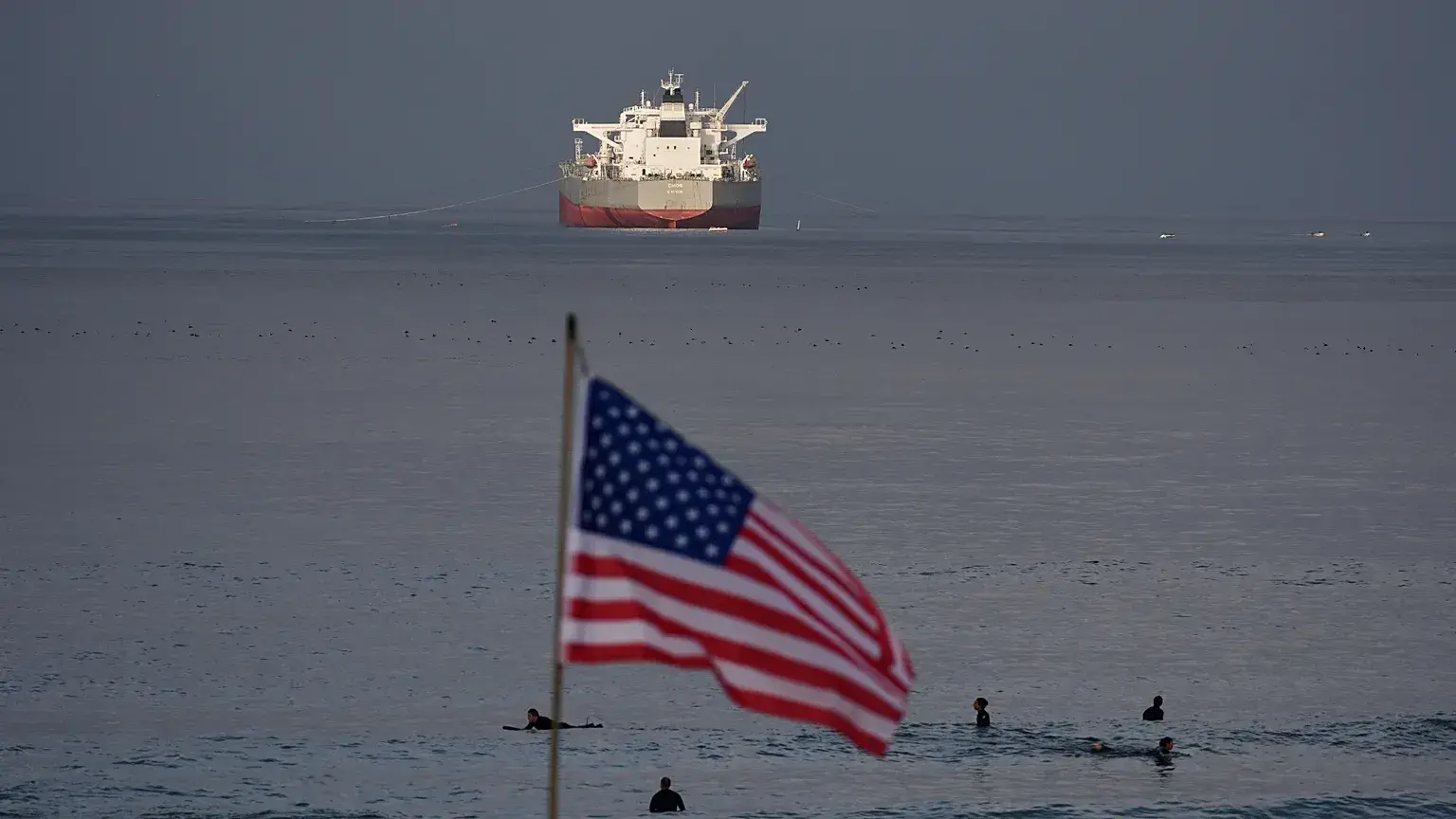 Petrolero navega cerca de la costa de California.