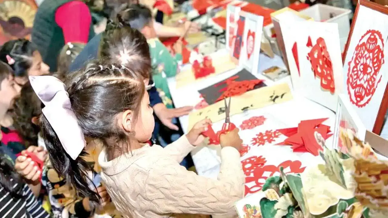 Estudiantes participan del Festival de Faroles.