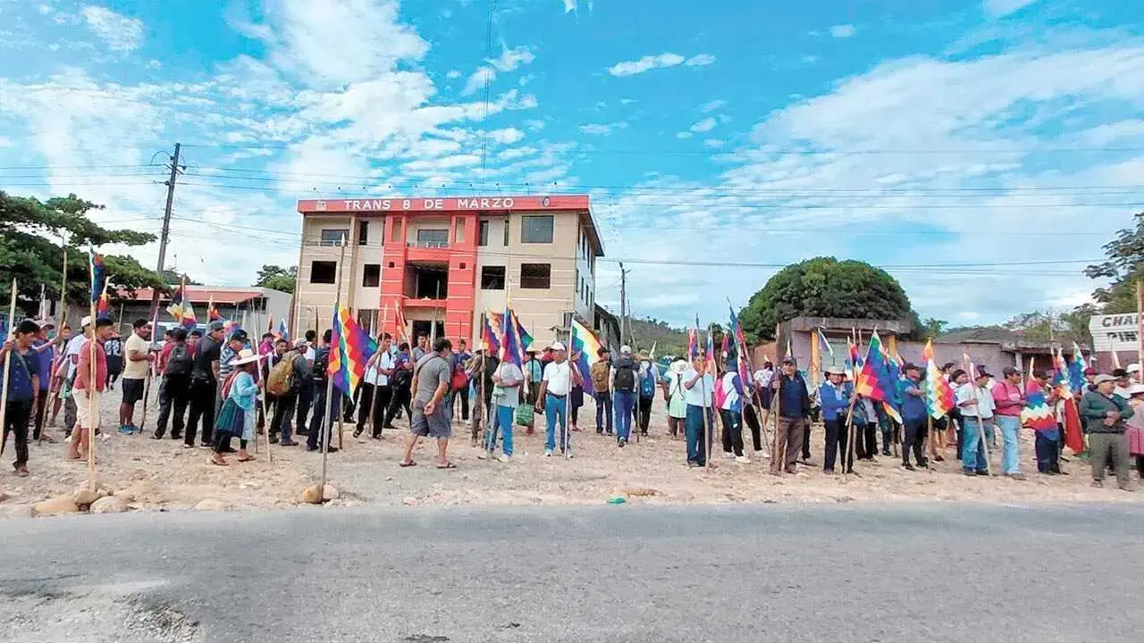 Seguidores de Evo Morales se encuentran con palos en las vigilias.