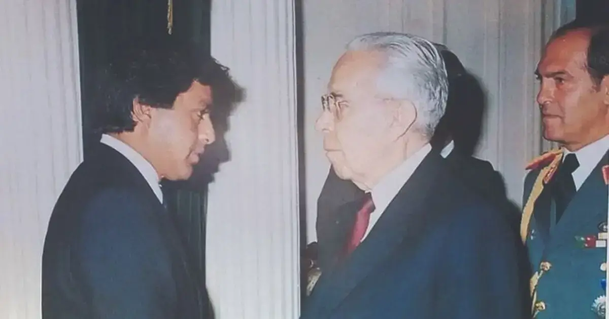 Luis Vásquez, alcalde alteño, recibe del presidente Víctor Paz la ley que independiza a El Alto.