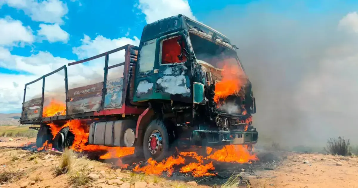 El camión incinerado en la comunidad de Chocorozi.