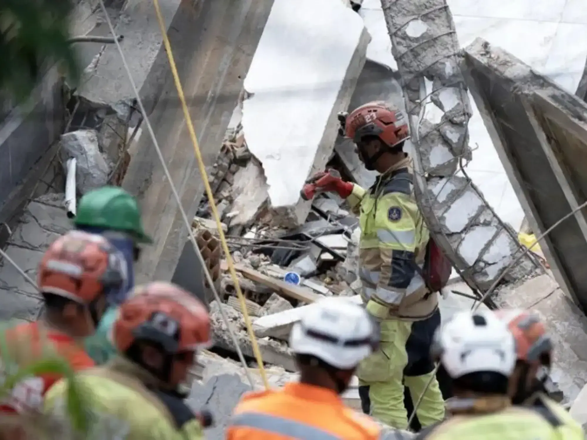 Operativos de rescate en los escombros del edificio derrumbado en Belo Horizonte.