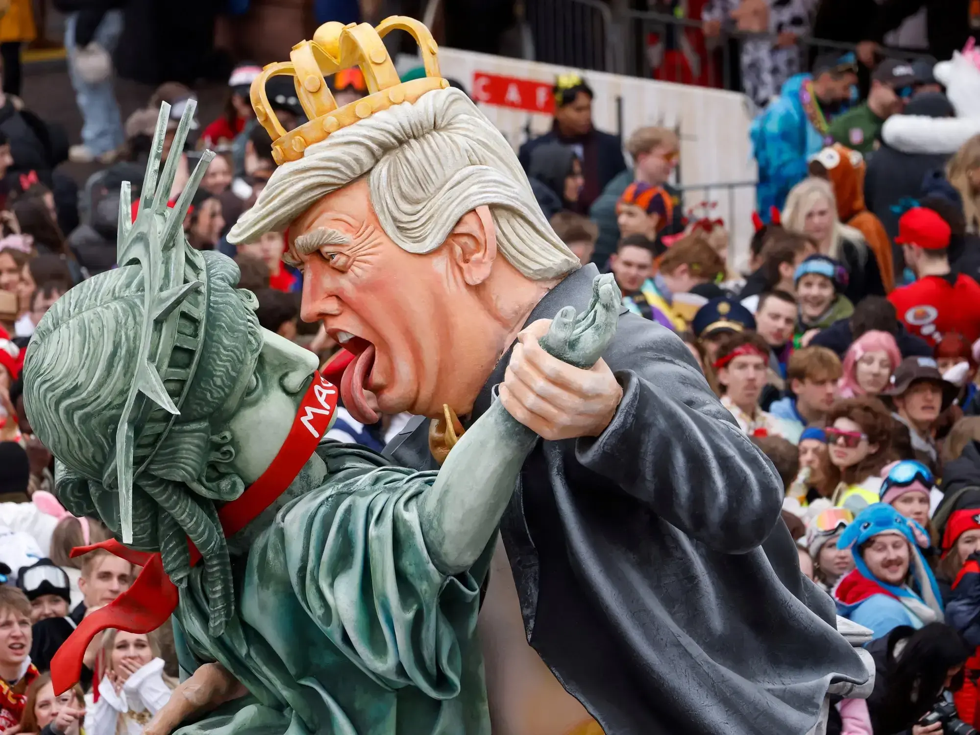 Una carroza de carnaval representa a Trump y la Estatua de la Libertad con una mordaza de 'MAGA'.