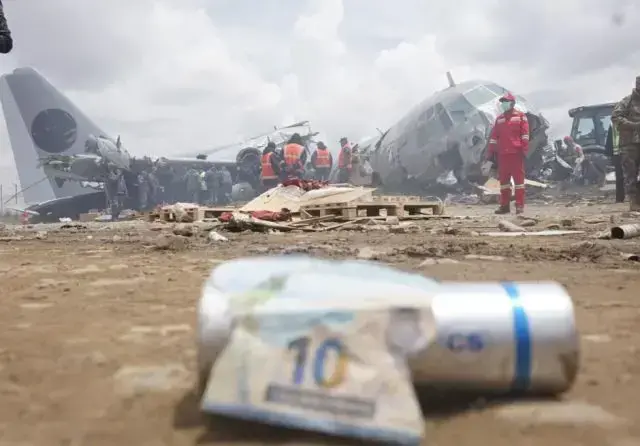 Billetes en la zona del accidente aéreo en El Alto.