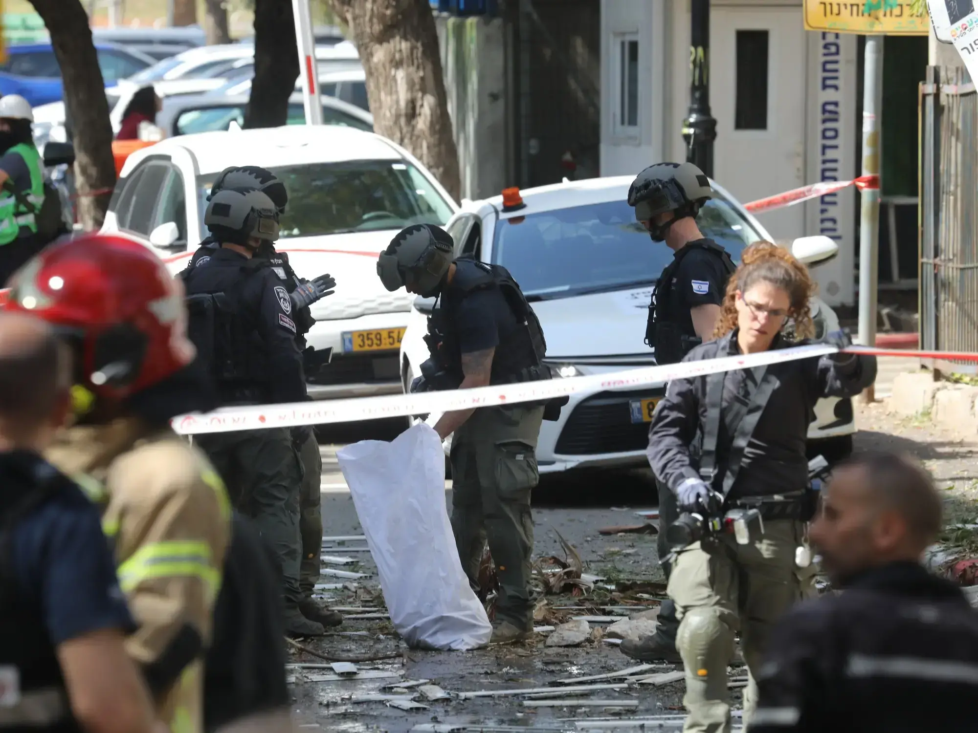 Fuerzas de seguridad israelíes trabajan en el sitio de un ataque iraní en Tel Aviv.