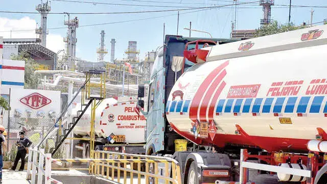 Foto referencial de cisternas que trasladan combustibles.