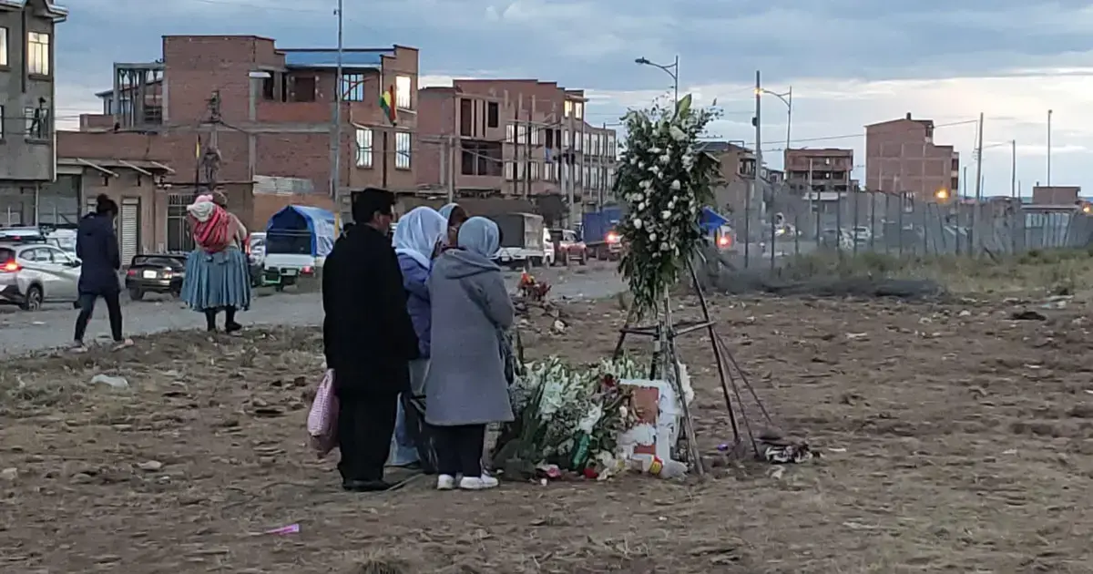 Familiares dejan flores en el lugar del accidente aéreo en El Alto.