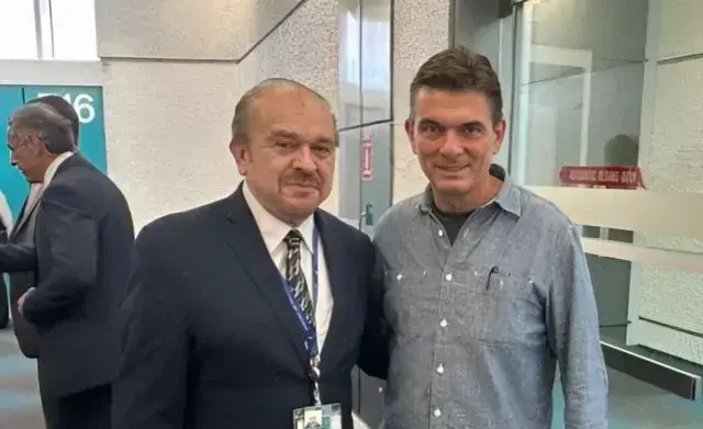 El presidente de Bolivia, Rodrigo Paz (d), llegó este viernes a Estados Unidos.