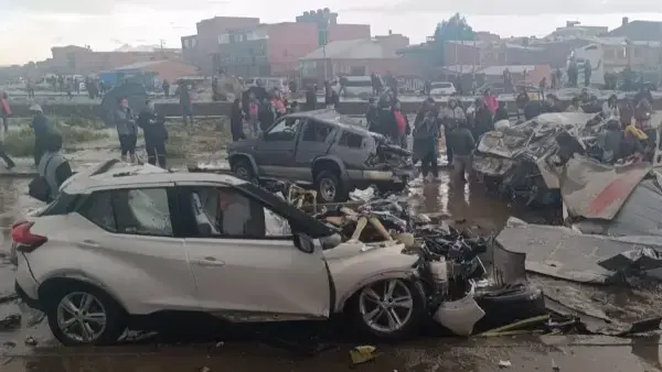 Destrozos provocados por el accidente del avión militar Hércules en El Alto.