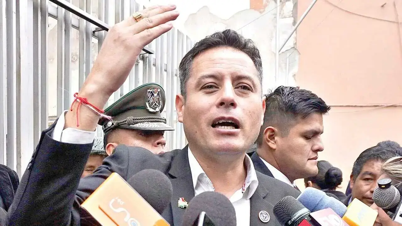 El vicepresidente Edmand Lara en una conferencia de prensa.