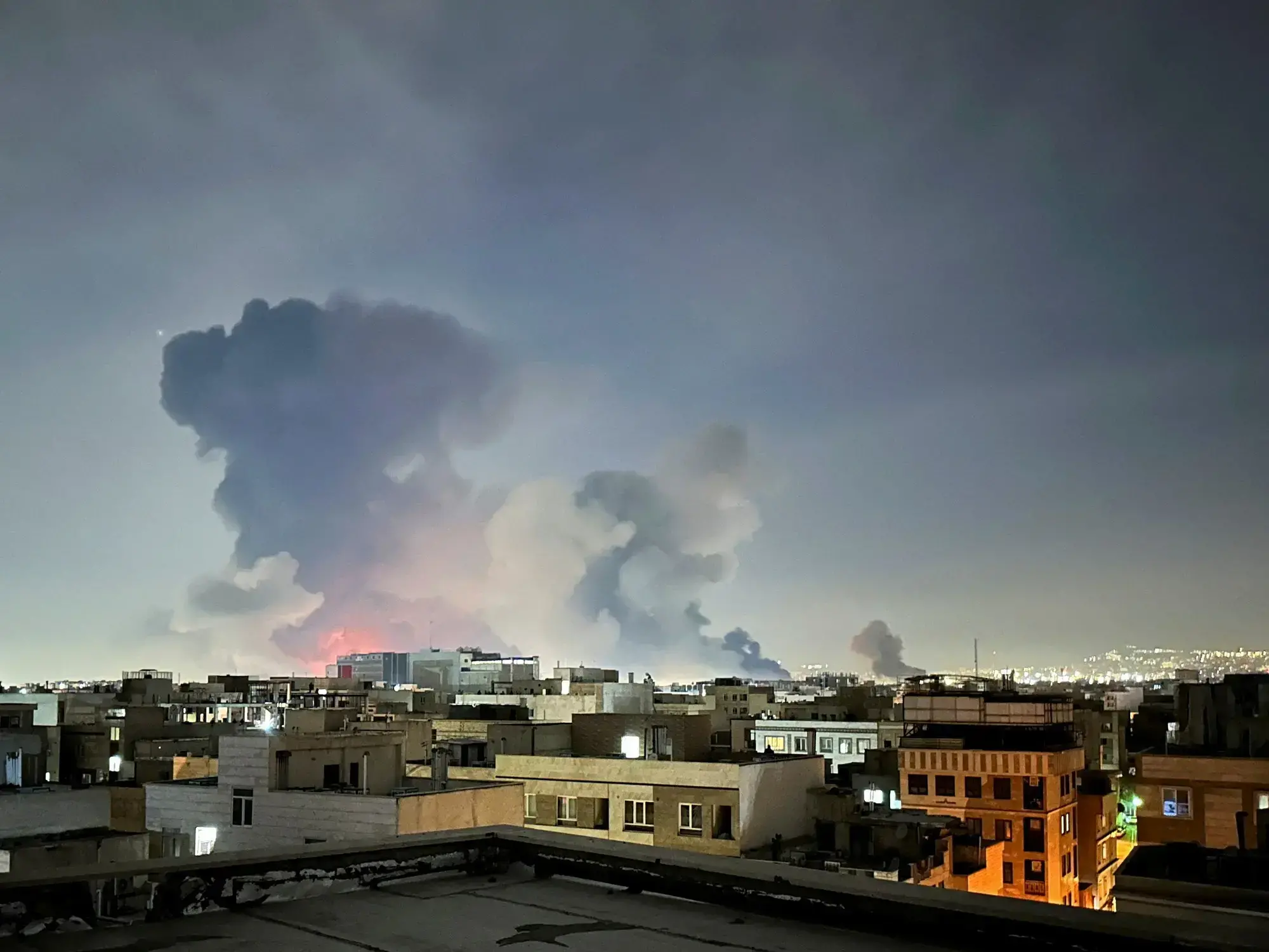 Varias columnas de humo emergen en Teherán luego de otro bombardeo.