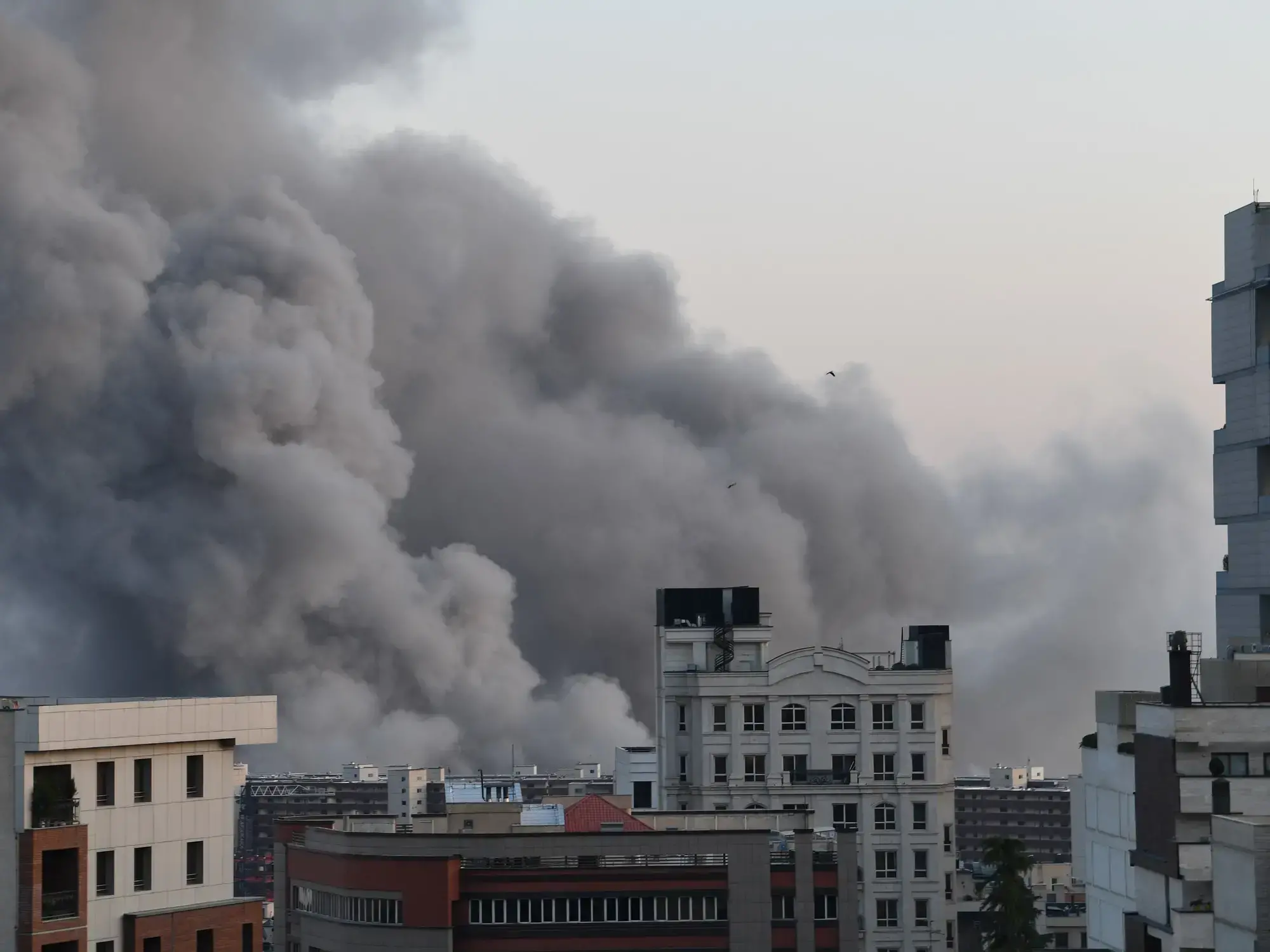 Humo después de una explosión, en Teherán, Irán.