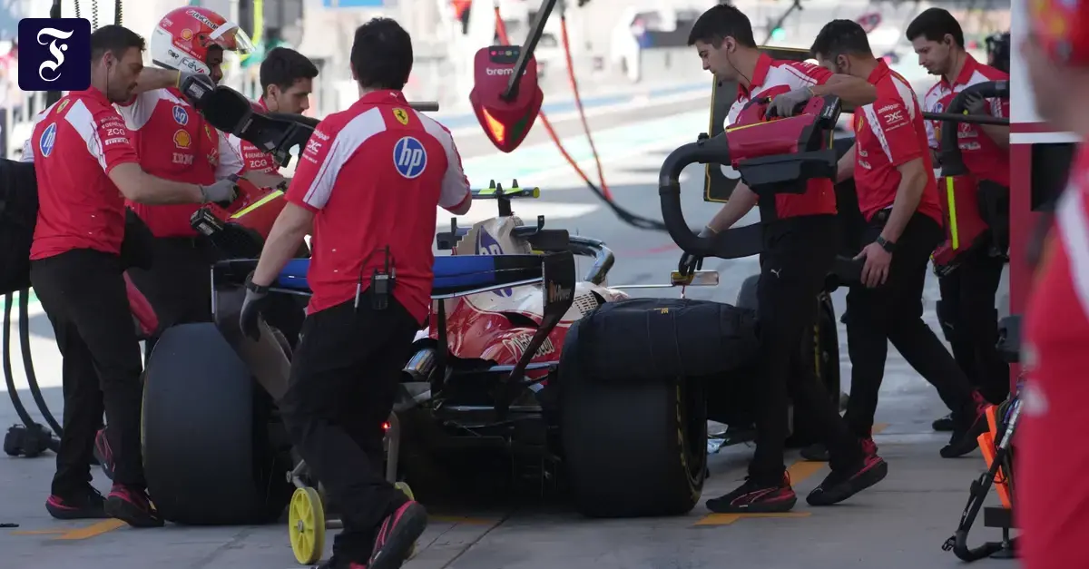 Un coche de Fórmula 1 repostando combustible.
