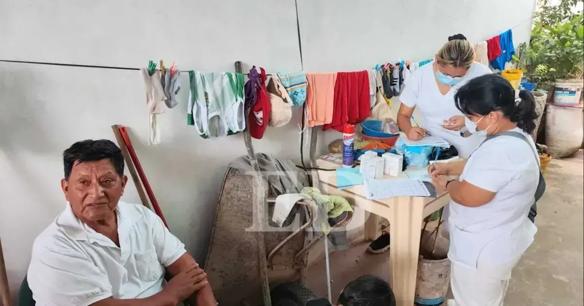 Brigadistas durante la minga sanitaria contra el chikunguña