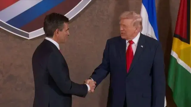 Rodrigo Paz (i) y Donald Trump en la Cumbre “Escudo de las Américas”.