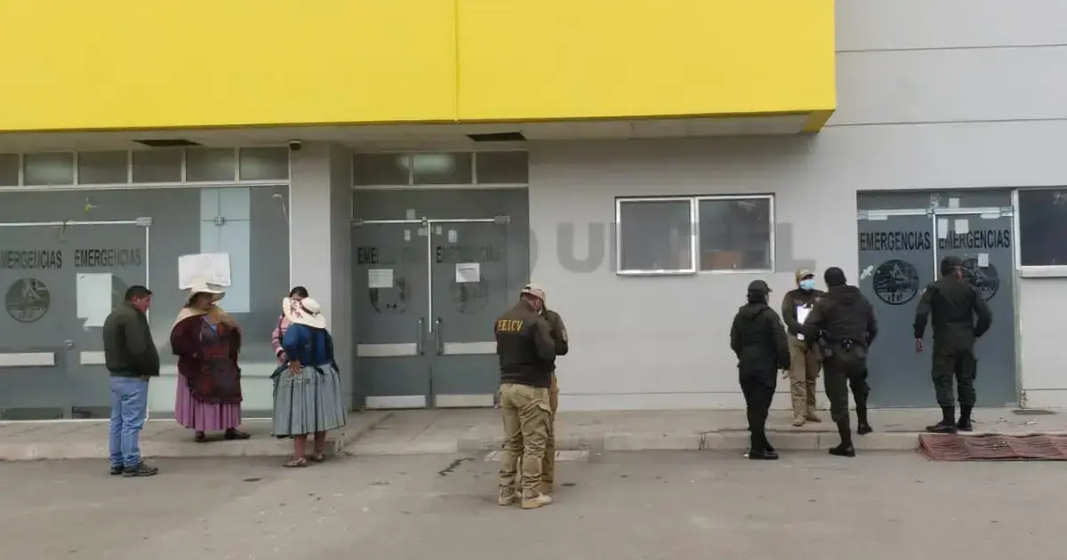 Efectivos de la Policía en el Hospital del Norte de El Alto.