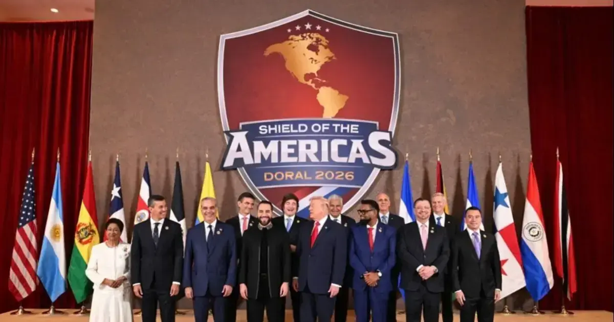 El presidente Nayib Bukele y el presidente Rodrigo Paz en la Cumbre en Miami