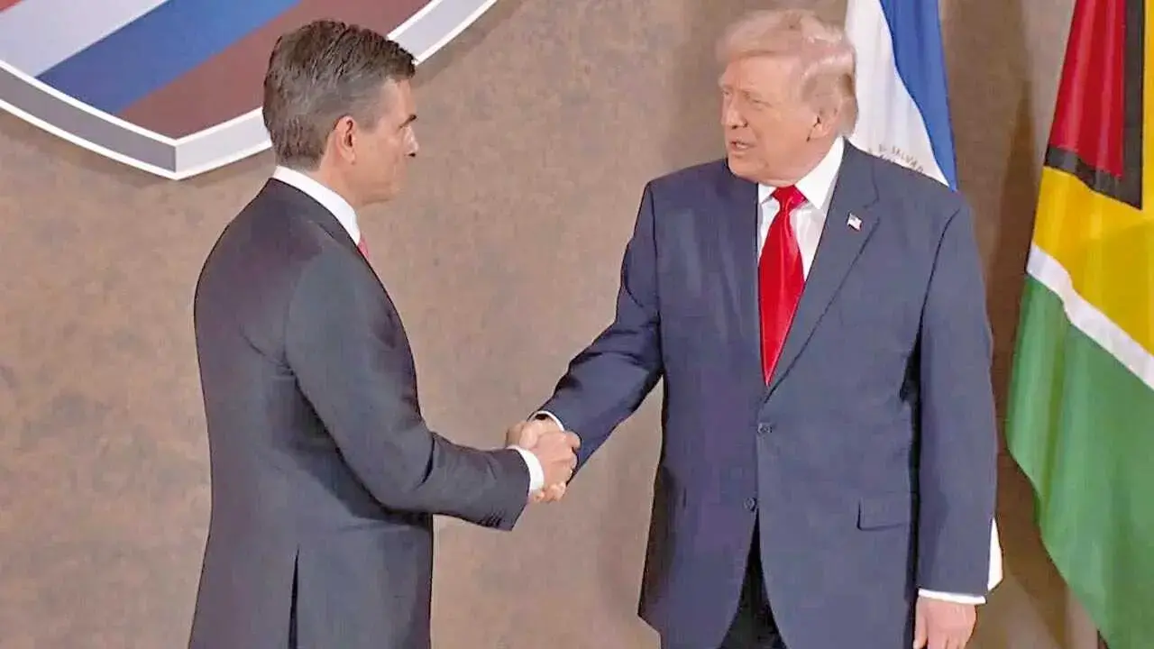 El presidente Rodrigo Paz, junto a Donald Trump, en Miami.