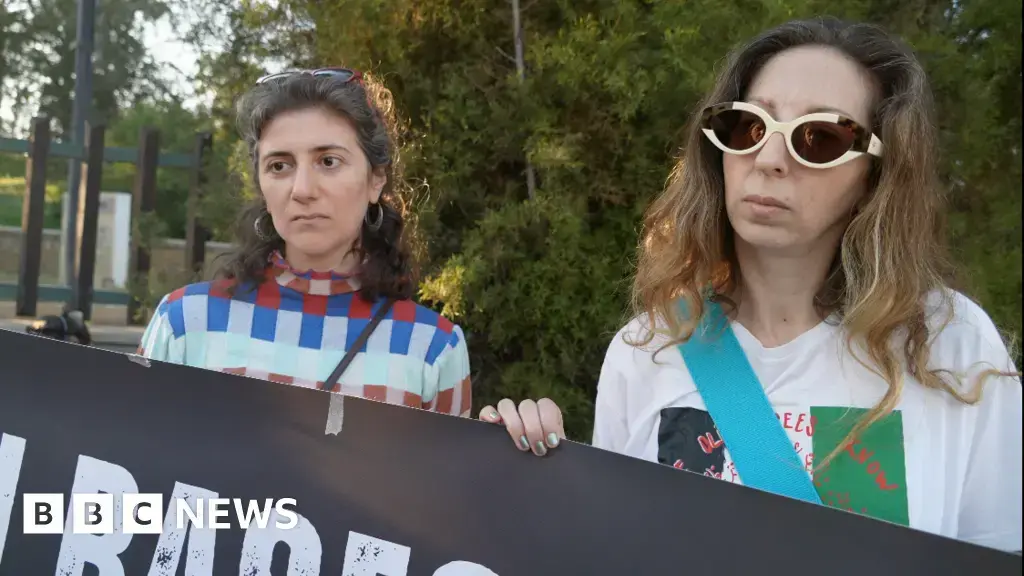 Manifestantes sostienen una pancarta que dice 'British Bases Out' en una protesta en Nicosia.