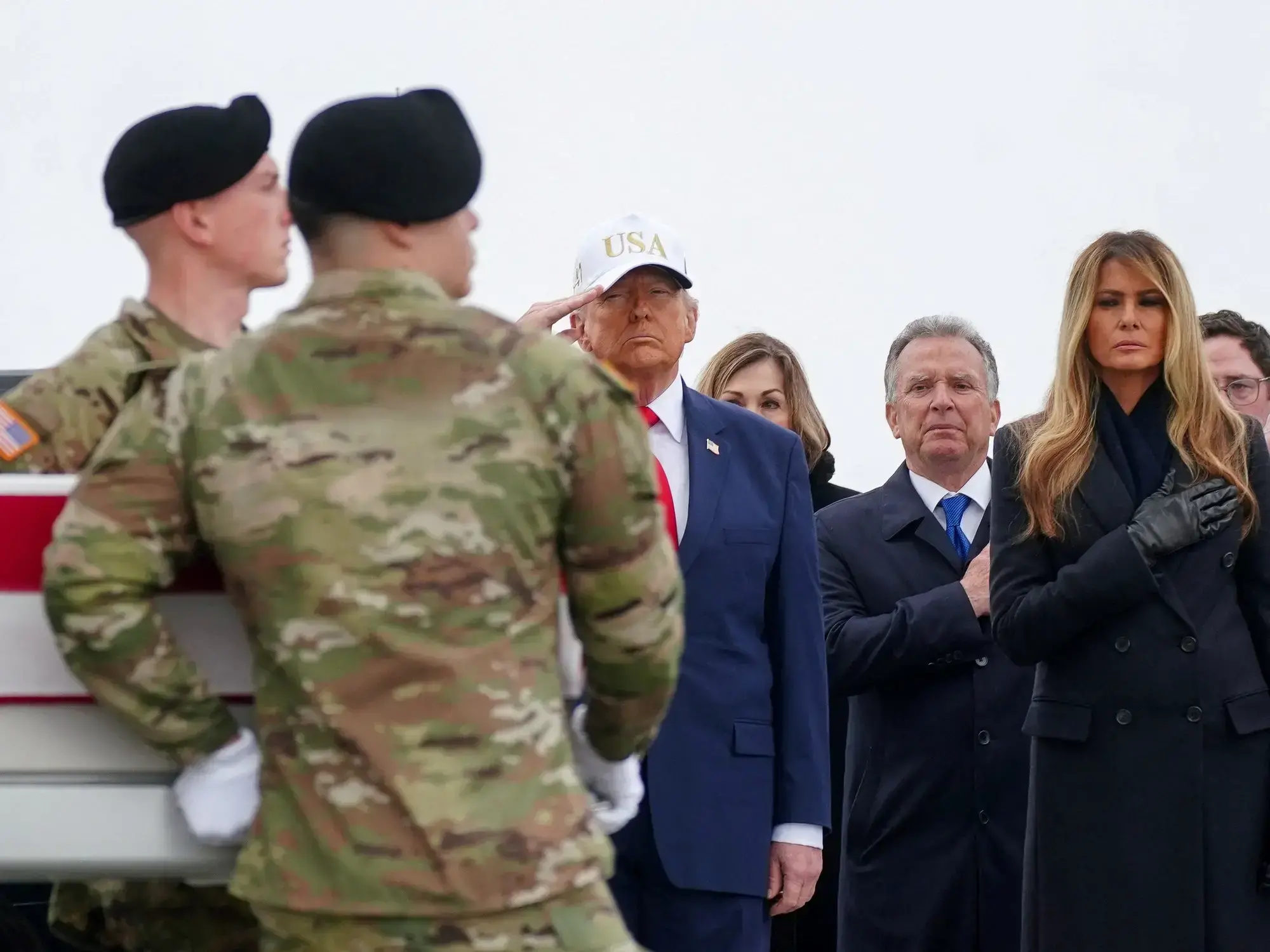 Donald Trump y su esposa en las honras a los soldados caídos en la guerra.