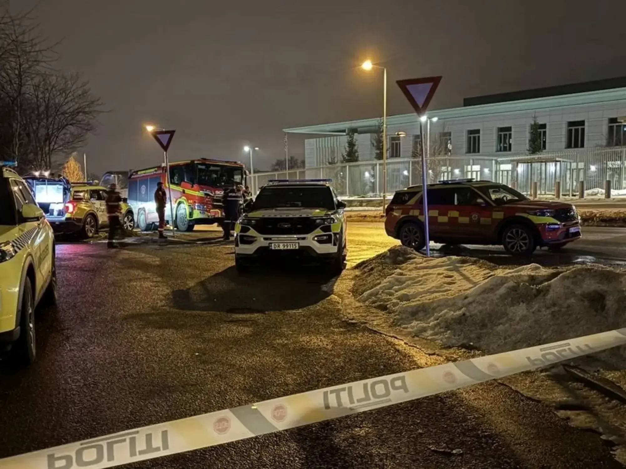 Policía y servicios de emergencia cerca de la embajada de Estados Unidos en Oslo tras la explosión.