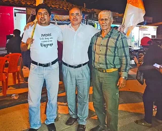Manfred Pérez (c) en el Chaco.