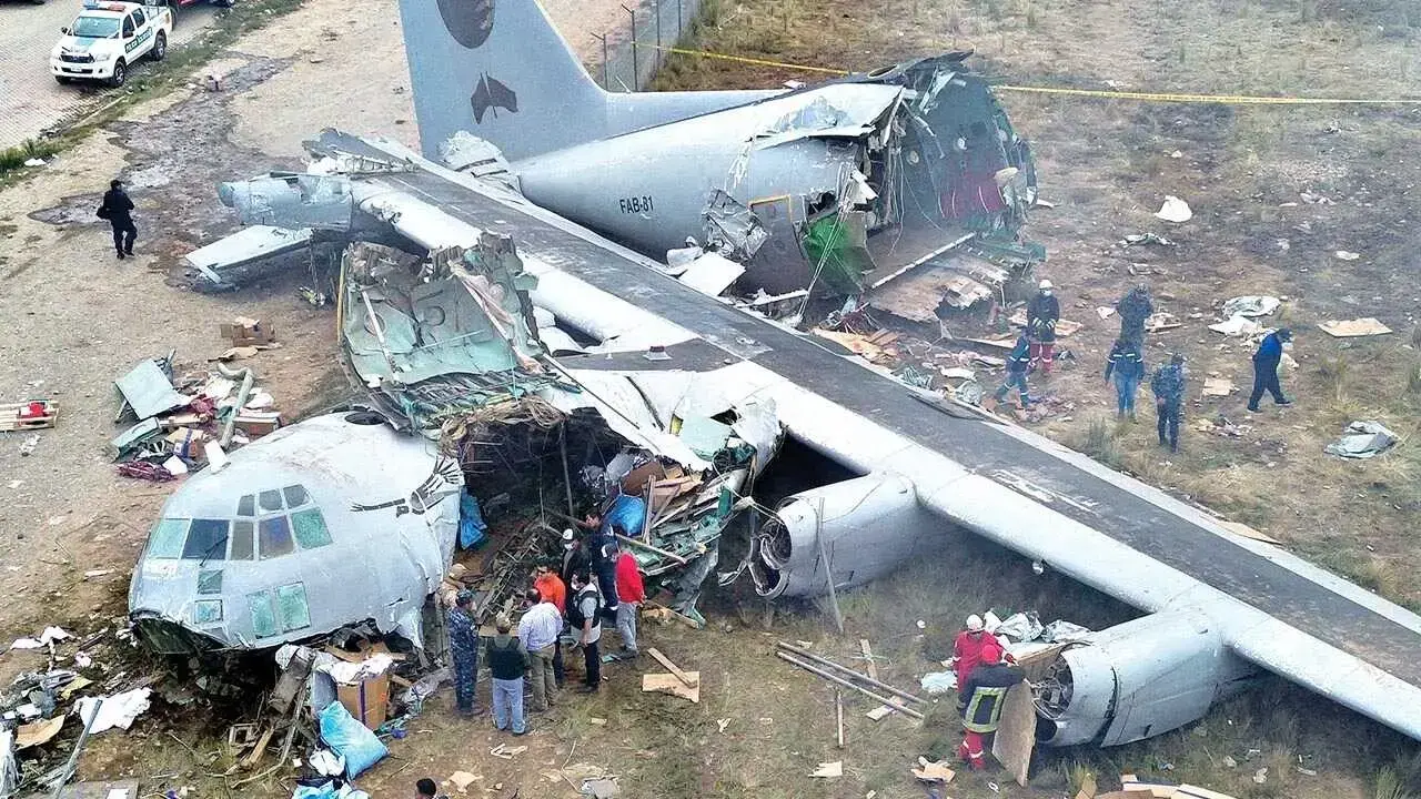 Los restos del avión Hércules que sufrió un siniestro en la ciudad de El Alto.