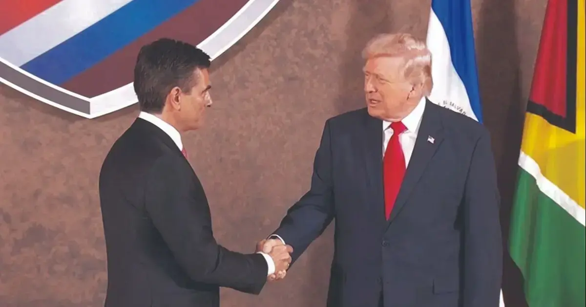 Rodrigo Paz saluda a Donald Trump en el contexto de la cumbre Escudo de las Américas.