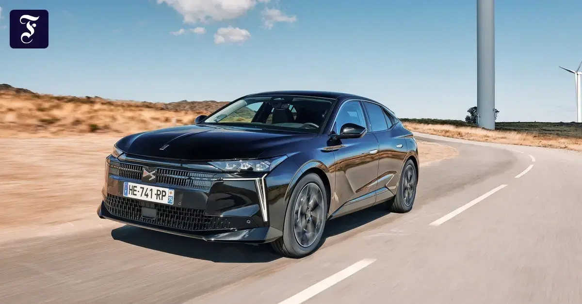 El DS No. 4 en una gran carretera.