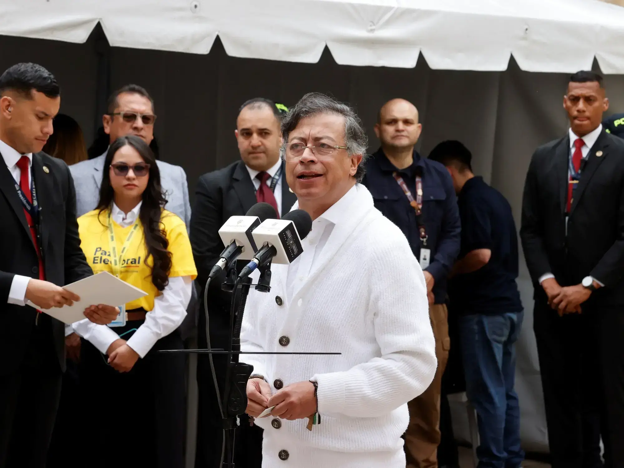 El presidente de Colombia, Gustavo Petro, habla luego de votar este domingo, en Bogotá.