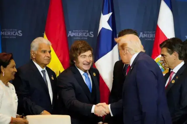 El presidente de Argentina, Javier Milei, saludando a su homólogo de EEUU, Donald Trump.