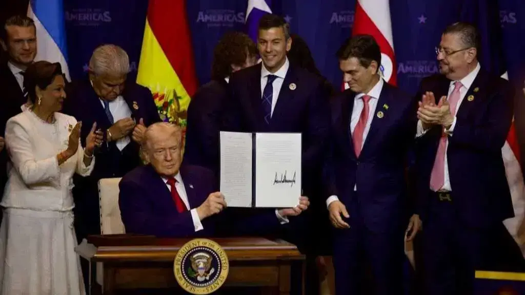 Trump exhibe la firma del acuerdo (Cumbre Escudo de las Américas).