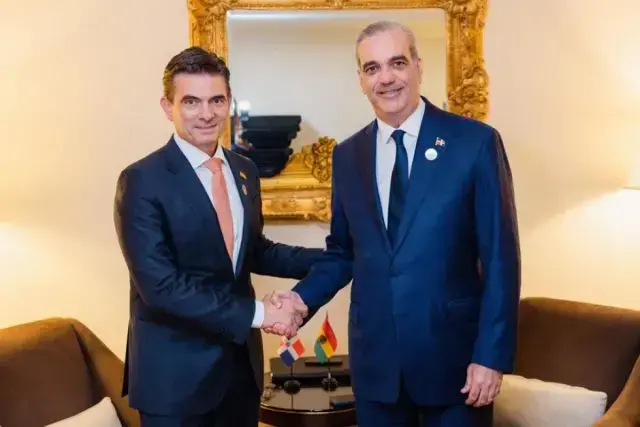 El presidente dominicano, Luis Abinader, posando con su homólogo de Bolivia, Rodrigo Paz.