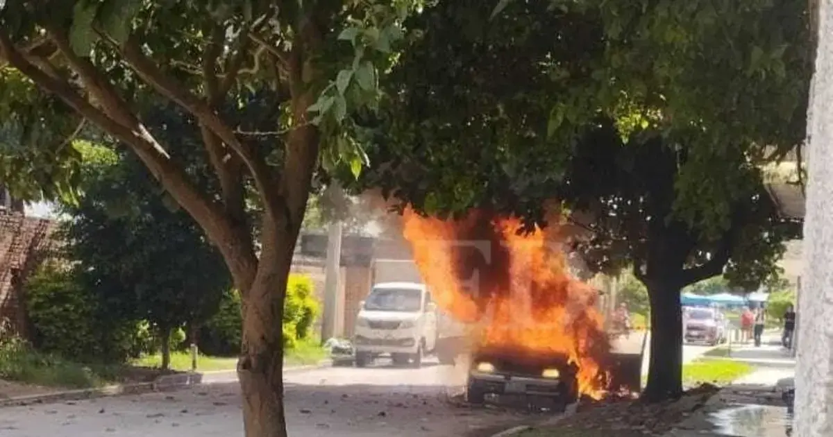 Vehículo consumido por el fuego en la vía pública.