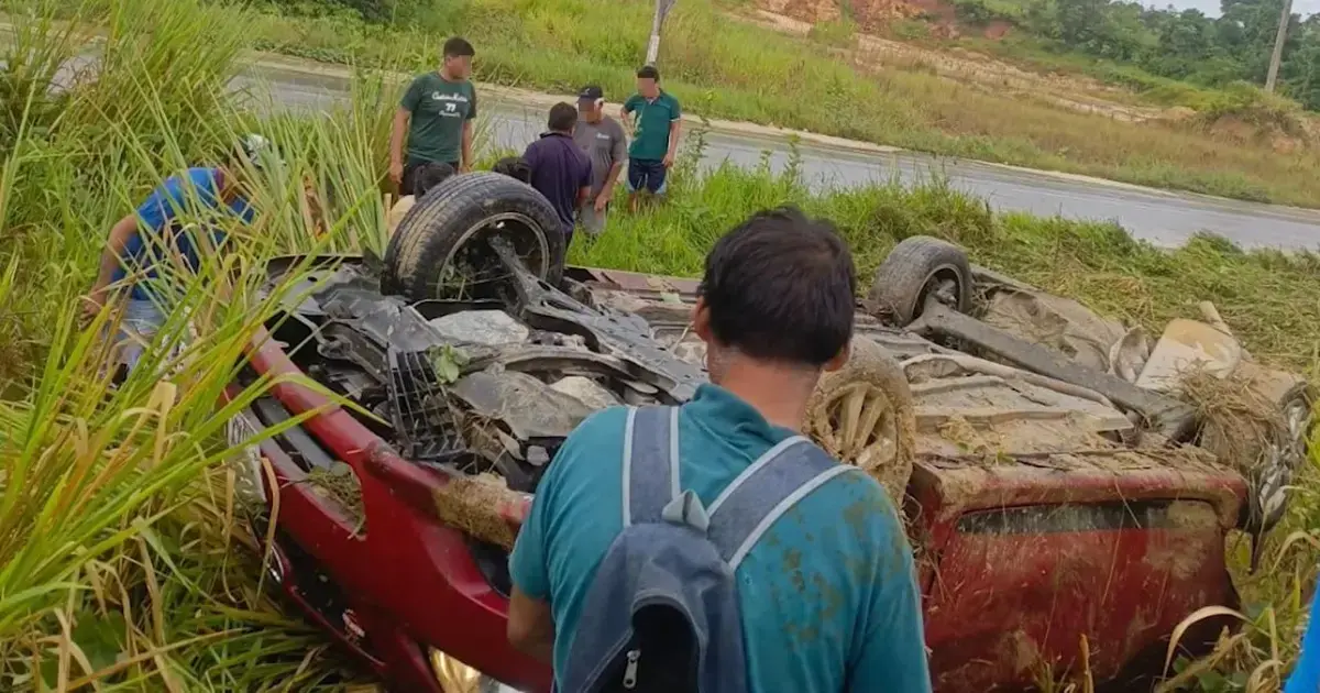 Vehículo volcado a un lado de la vía tras el accidente.