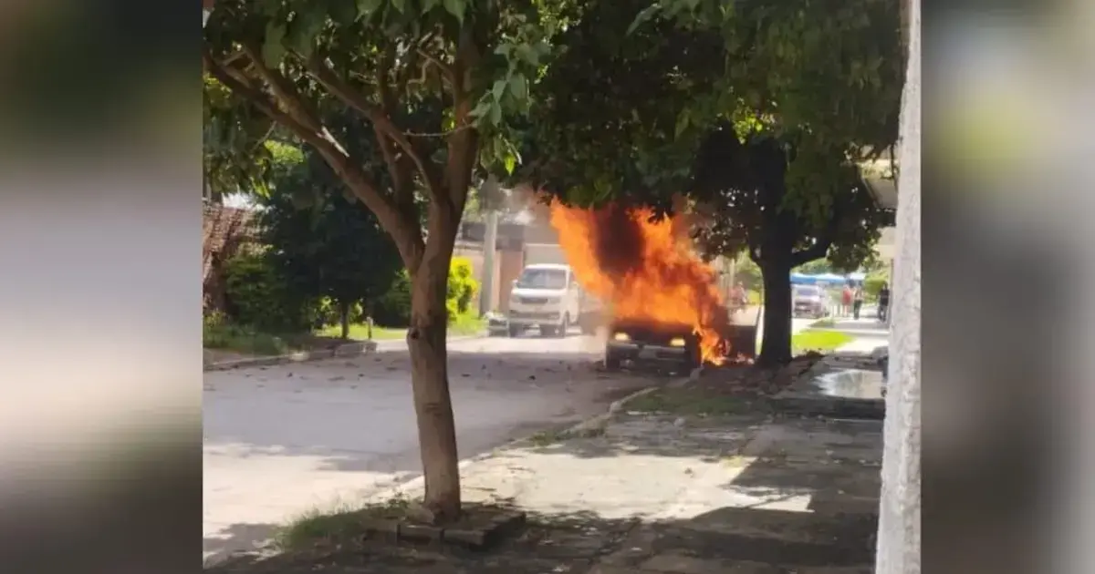 El momento del incendio del vehículo en la avenida.