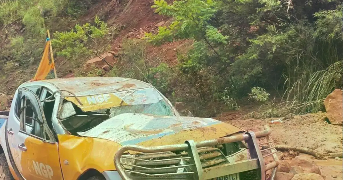 Vehículo del candidato Never Antelo destrozado por rocas en una carretera de Tarija.