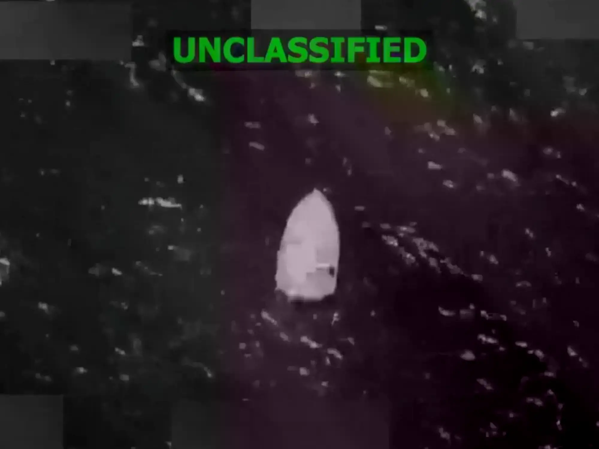 Video del ataque a una embarcación en el océano.