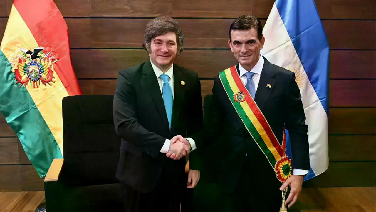 Los presidentes de Bolivia, Rodrigo Paz, y de Argentina, Javier Milei.