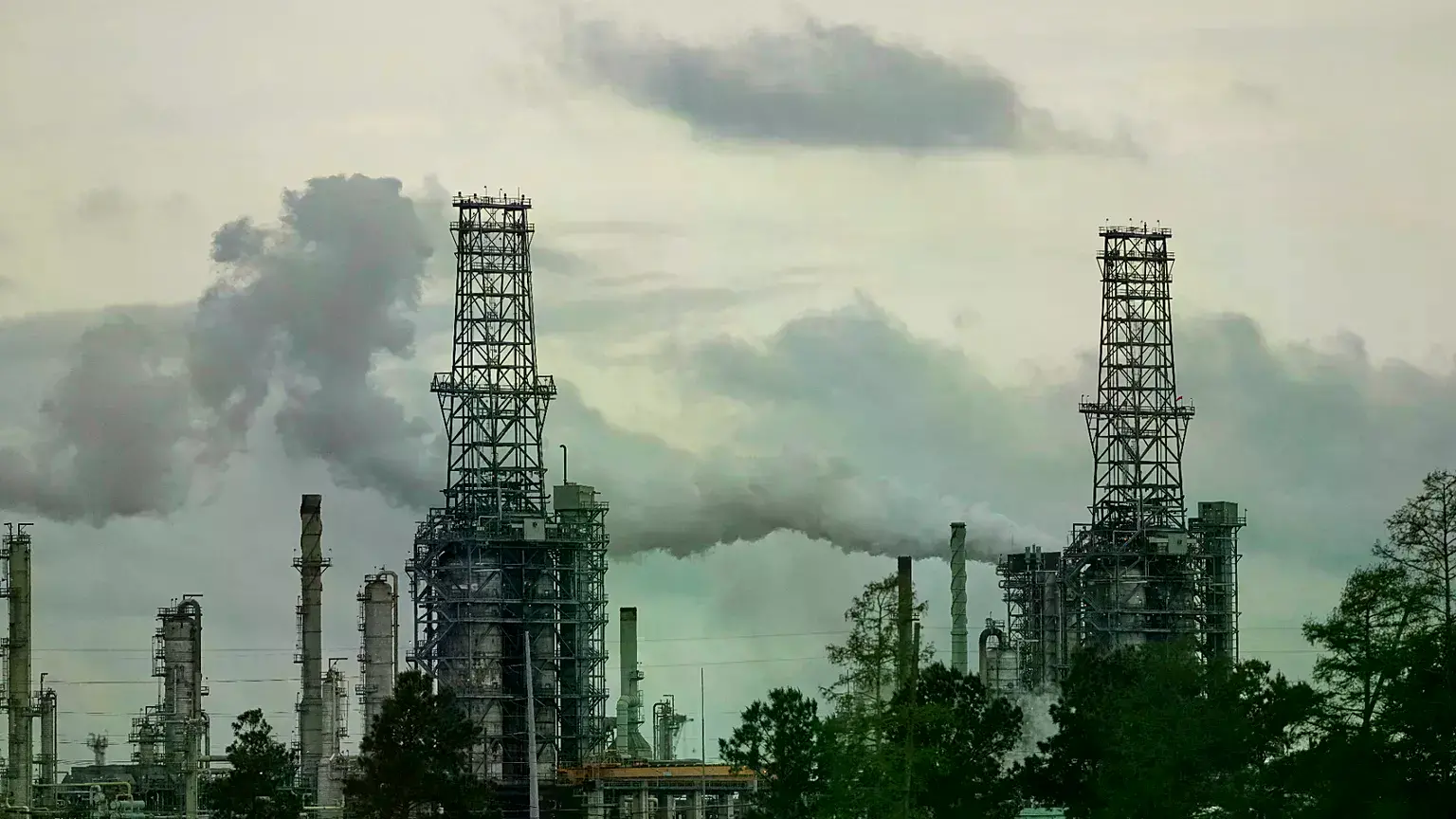 Refinería de petróleo (foto de archivo)