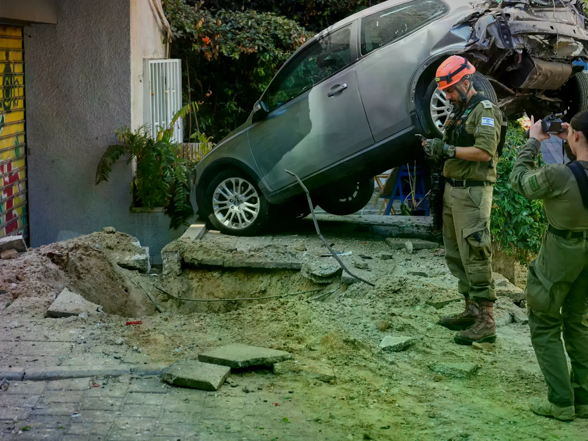 Una mujer camina junto a una zona acordonada dañada durante un ataque iraní en Tel Aviv, Israel.