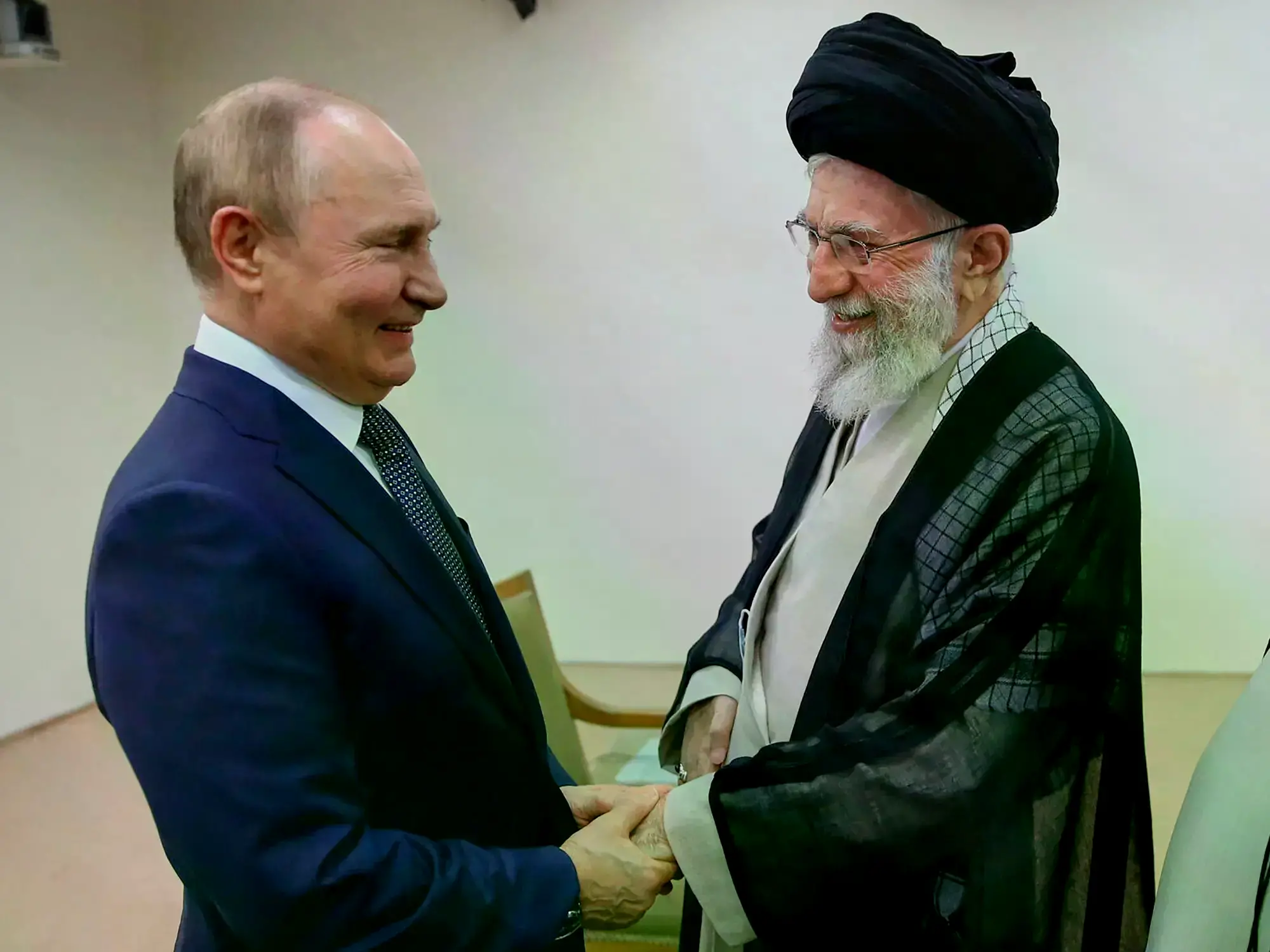 El presidente ruso Vladimir Putin, con el líder supremo Ali Khamenei asesinado en los ataques de Estados Unidos e Irán.