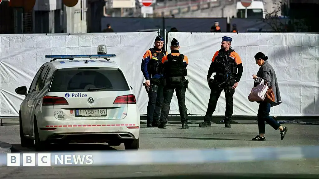 Imágenes de la escena muestran marcas de quemaduras y escombros.