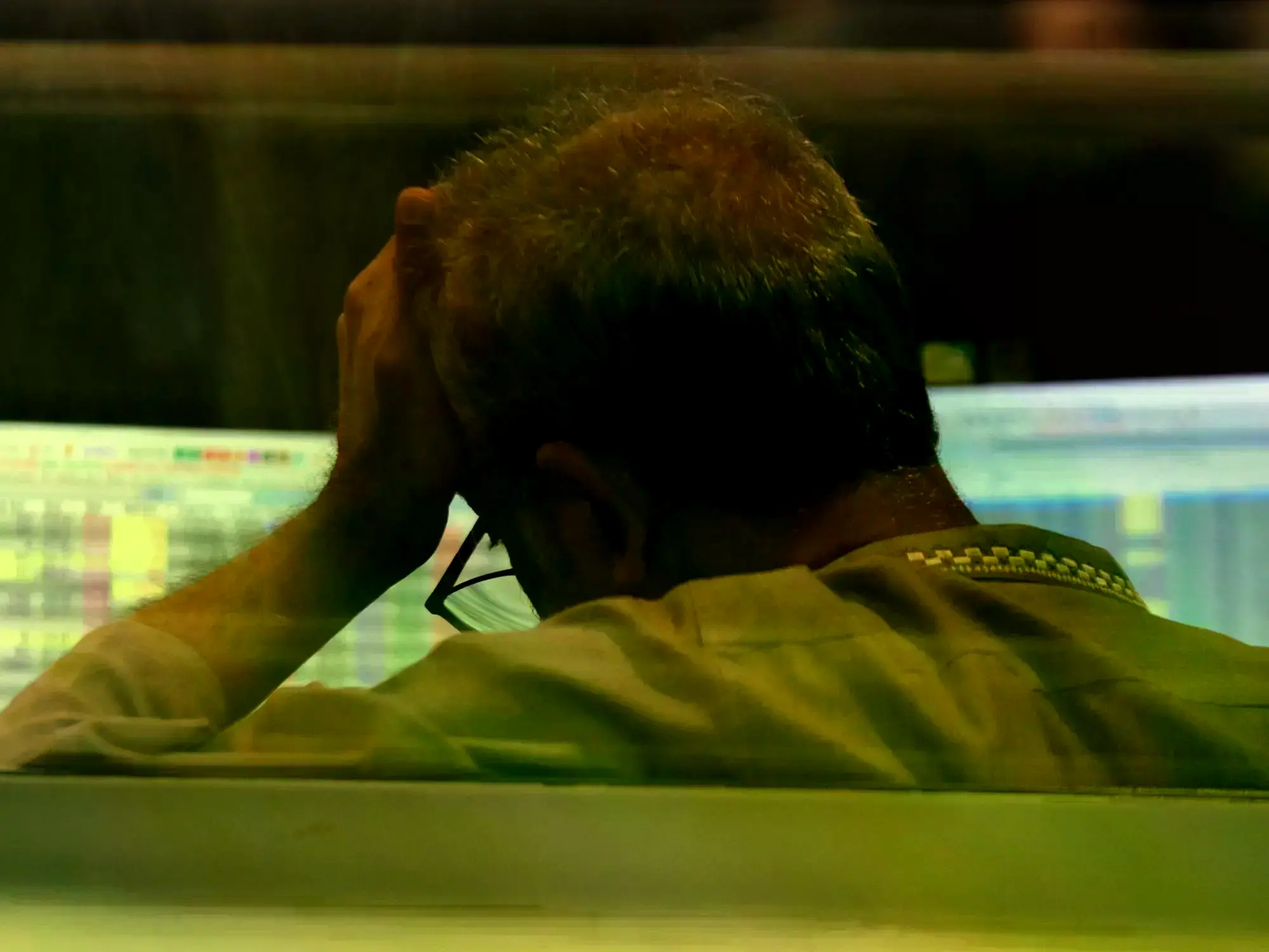 Un operador de bolsa se toma la cabeza en una plaza asiática este lunes.