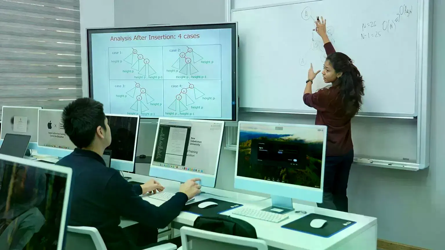 Una profesora ayudante guía a alumnos en una clase.