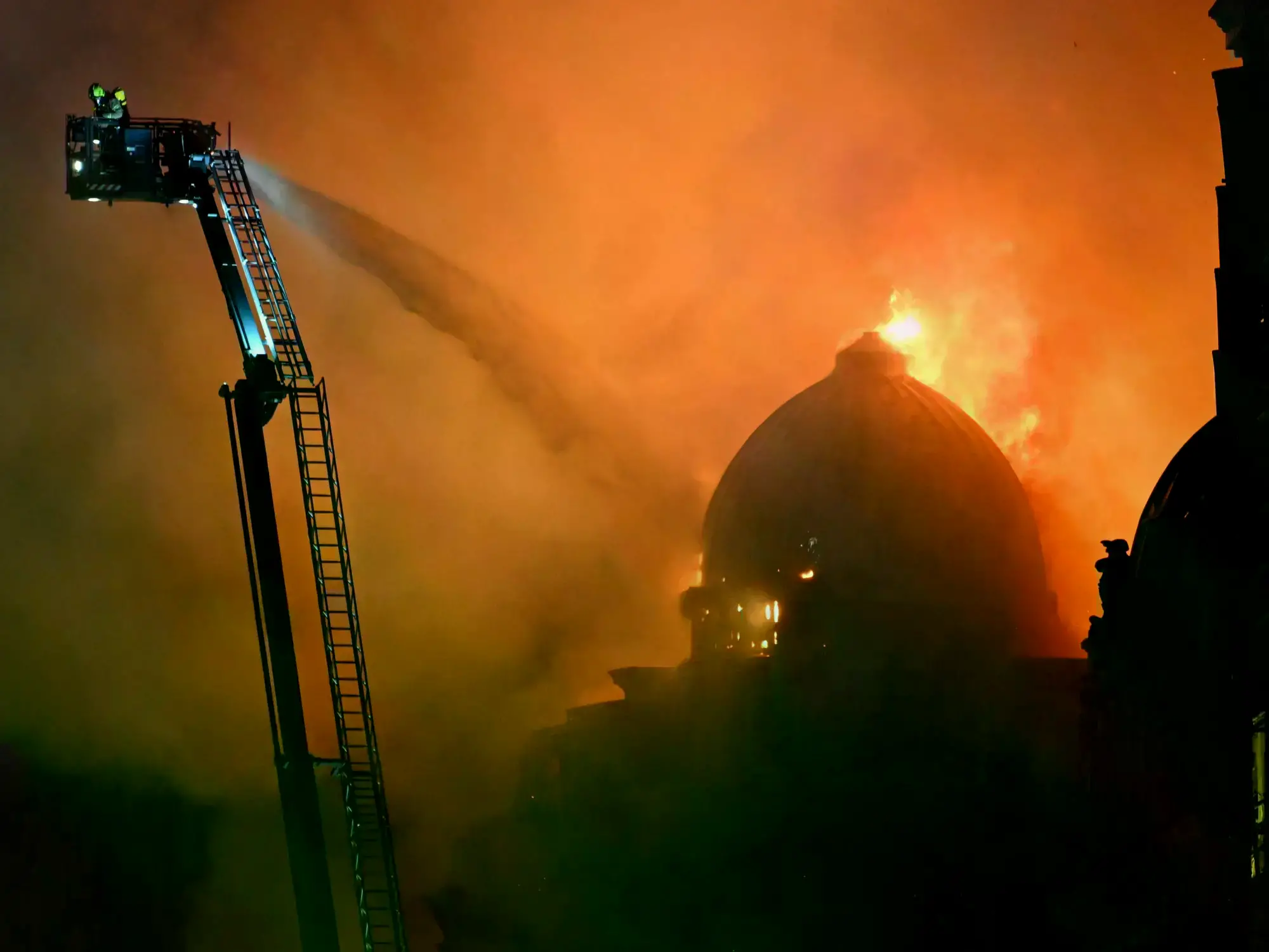 El edificio histórico de Glasgow envuelto en llamas durante la noche.